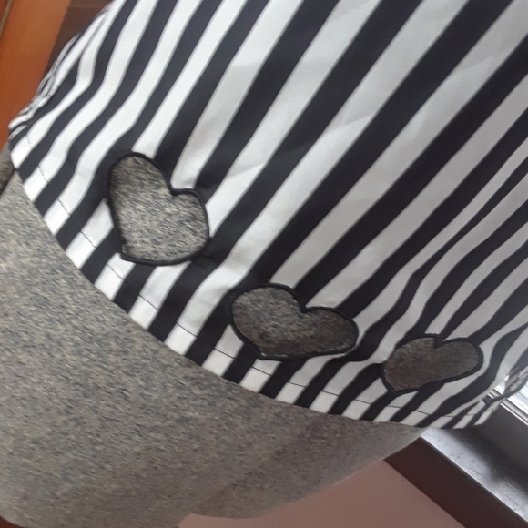 Size XS striped cute out heart shaped cropped top - Picture 9 of 11